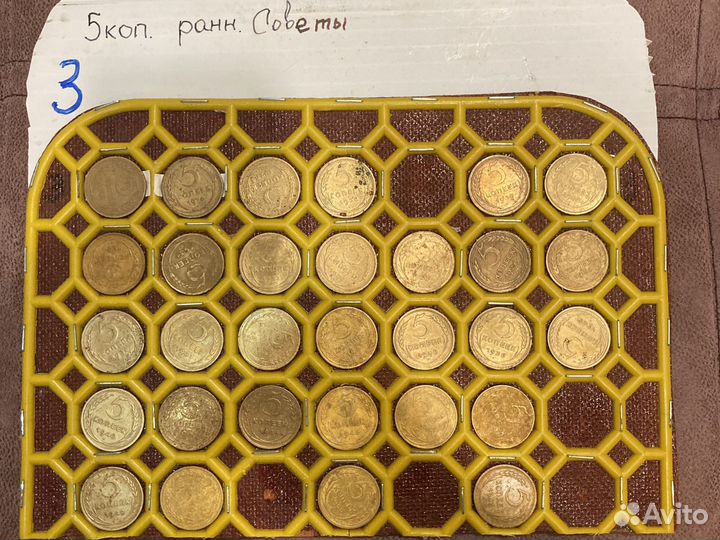 Монеты и банкноты, значки