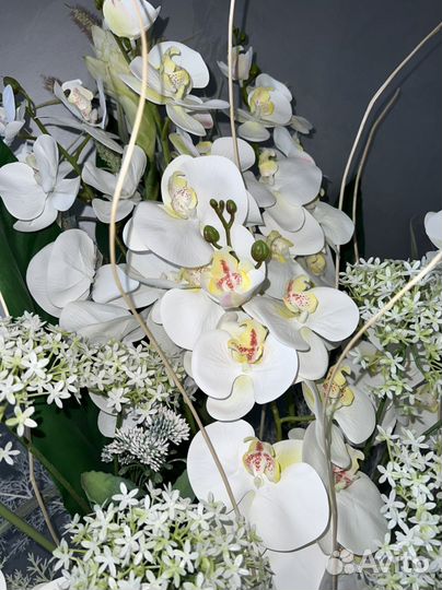 Композиция из искусственных цветов