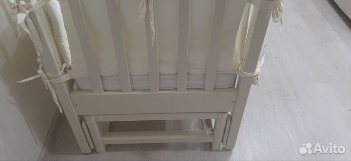 Детская кроватка с маятником