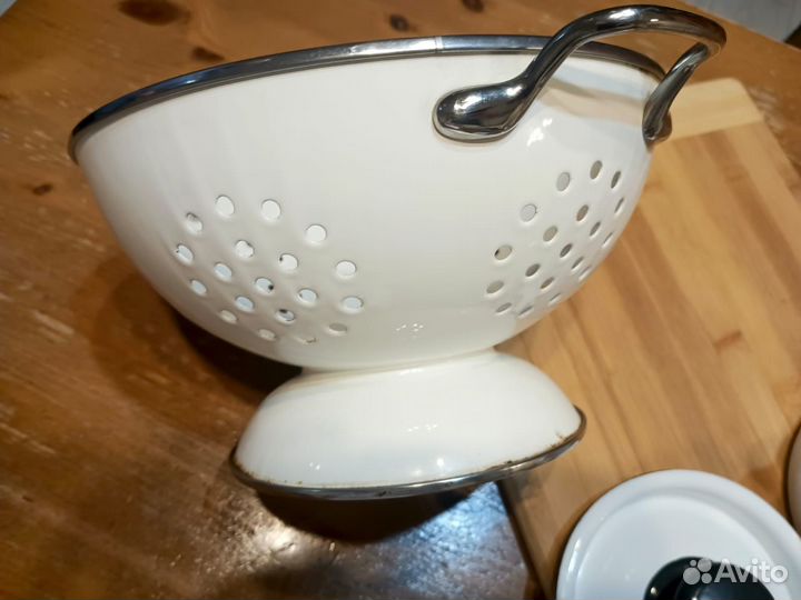 Ковшик эмалированный, дуршлаг, деревянная доска