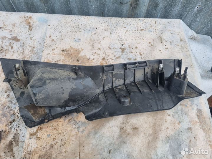 Обшивка задней левой стойки Ford Focus 2