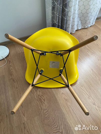 Кресло Eames W желтое