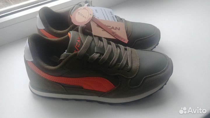 Кроссовки женские