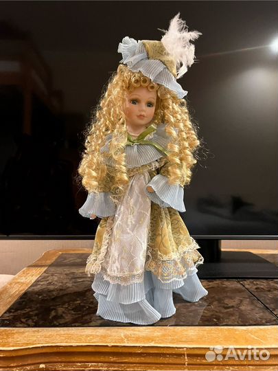 Кукла фарфоровая