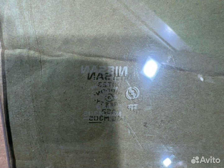 Стекло двери переднее левое Nissan Avenir 2000