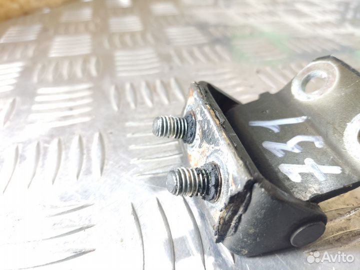 Петля багажника левая Mitsubishi Carisma 2000 2003