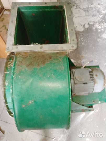 Вентилицыонная вытяжка с мотором