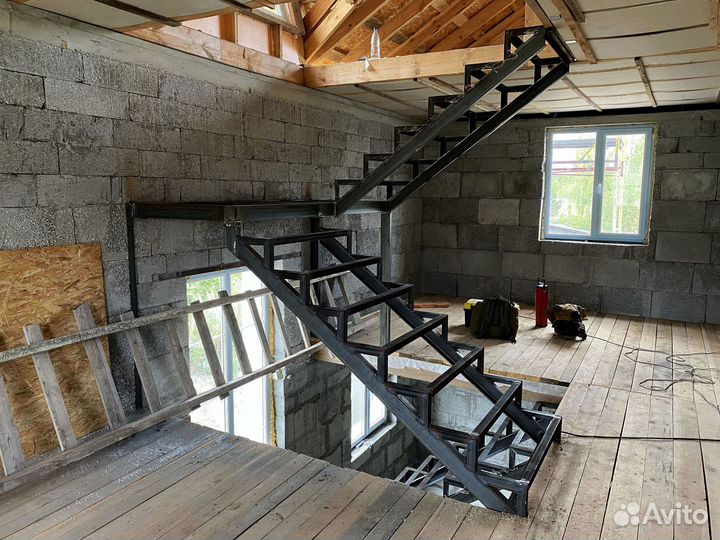 Лестница на металлическом каркасе без посредников