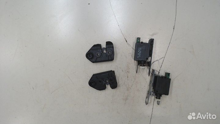 Замок багажника Land Rover Discovery 3, 2004