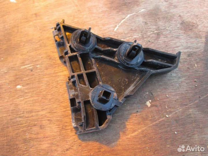 Крепление бампера заднее правое Toyota Camry ACV45