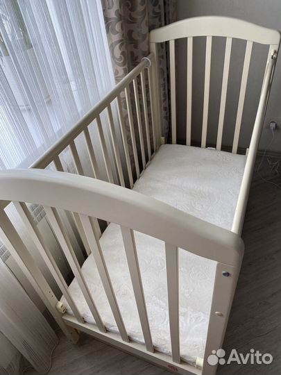 Детская кроватка с маятником и ящиком