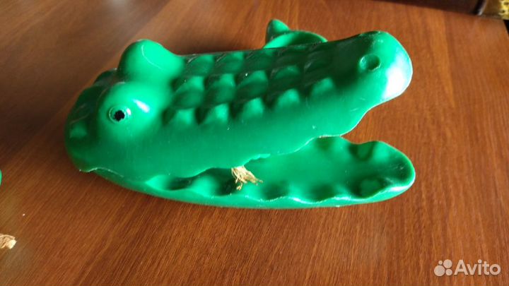 Большой зеленый крокодил на запчасти