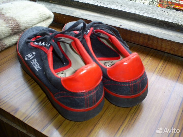 Футбольные бутсы новые р.42