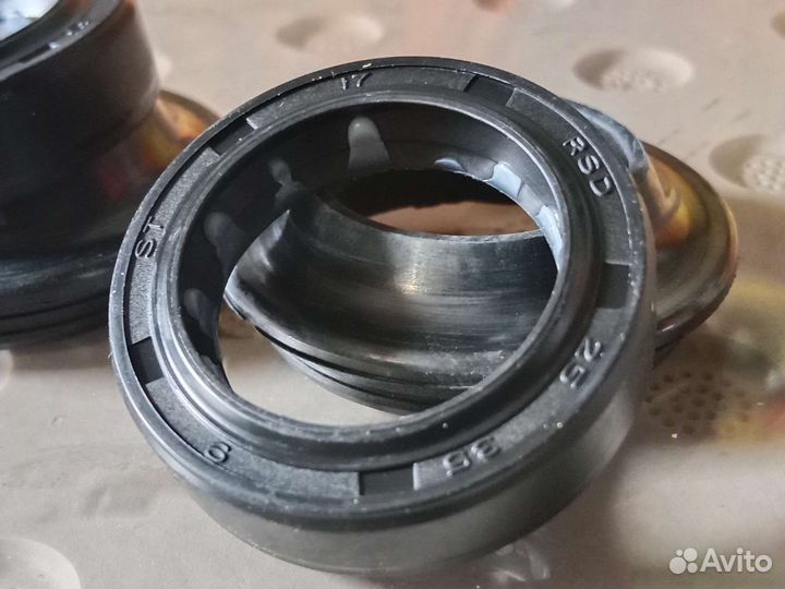 Сальники передней вилки на мопед