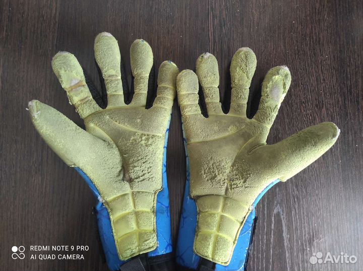 Футбольные вратарские перчатки