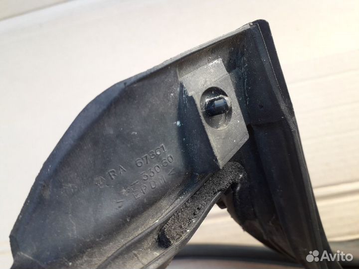 Уплотнитель двери передний правый Toyota Camry V40