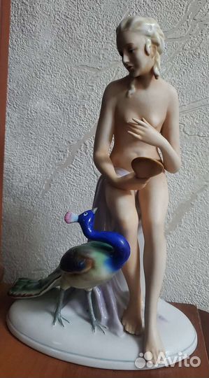 Фарфоровая статуэтка Обнаженная девушка с павлином