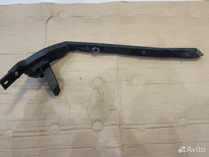 Направляющая заднего бампера правая для Cadillac B