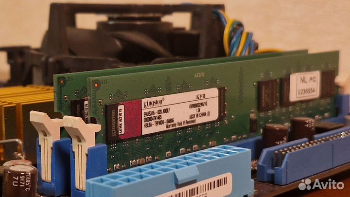 Материнская плата с процессором и памятью