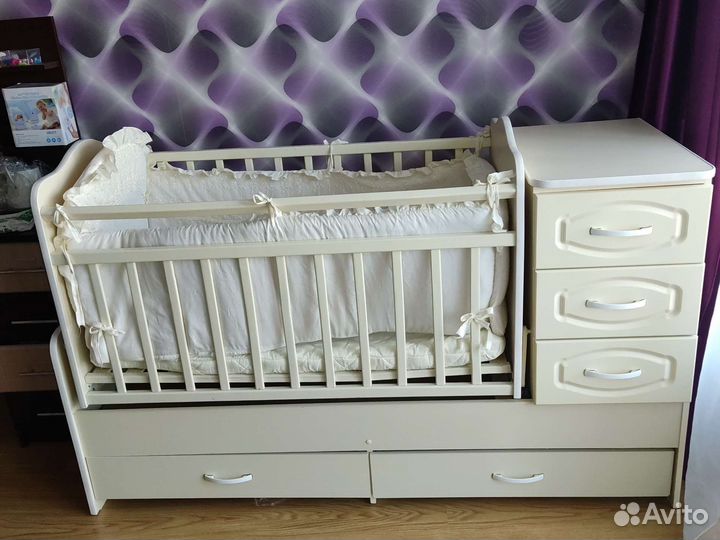 Детская кроватка с маятником и ящиком