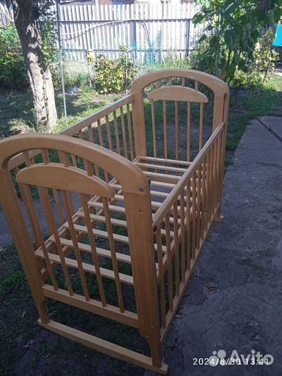 Детская кроватка с маятником