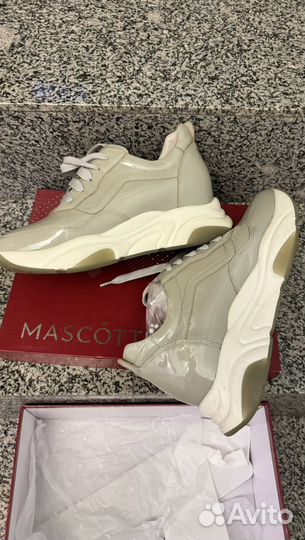 Кроссовки женские, ботинки