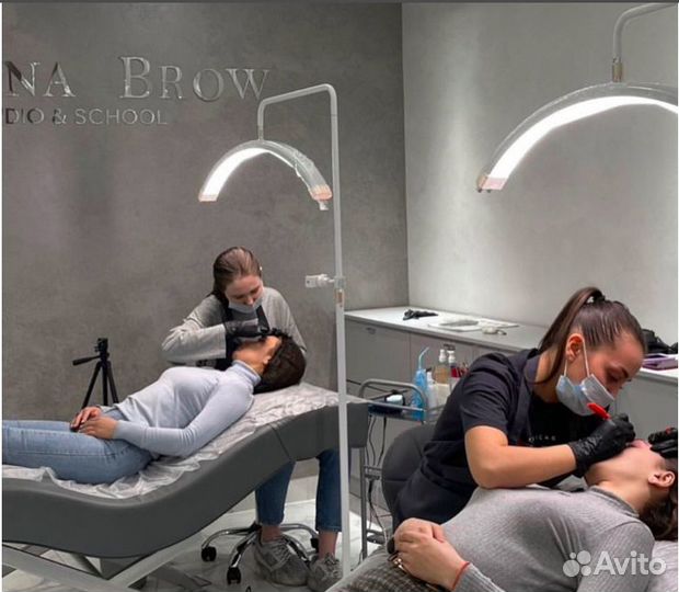 Лампа бестеневая напольная для косметолога