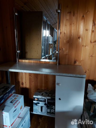 Туалетный столик с зеркалом