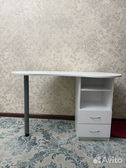 Маникюрный столик