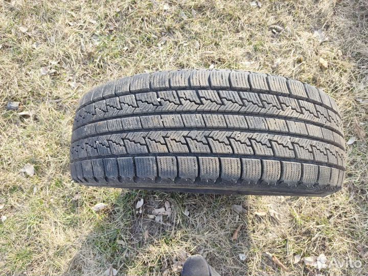 Roadstone Winguard Ice 215/60 R17