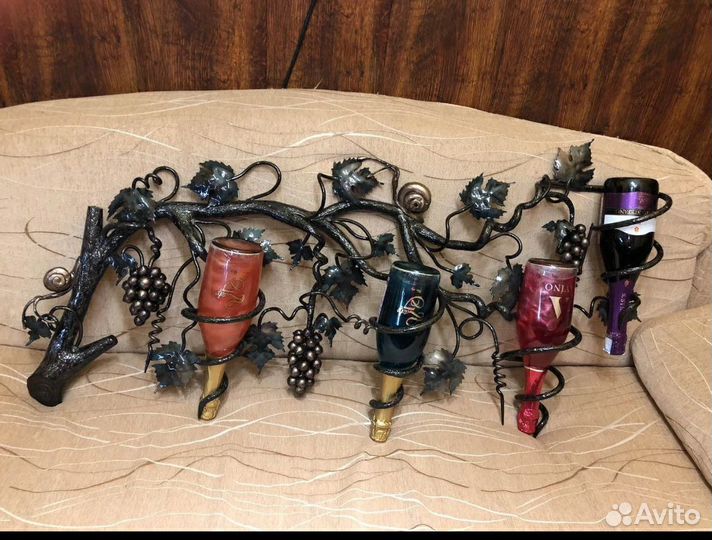 Кованая бутылочница на стену