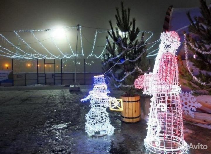 Новогоднее оформление световыми фигурами Снеговика