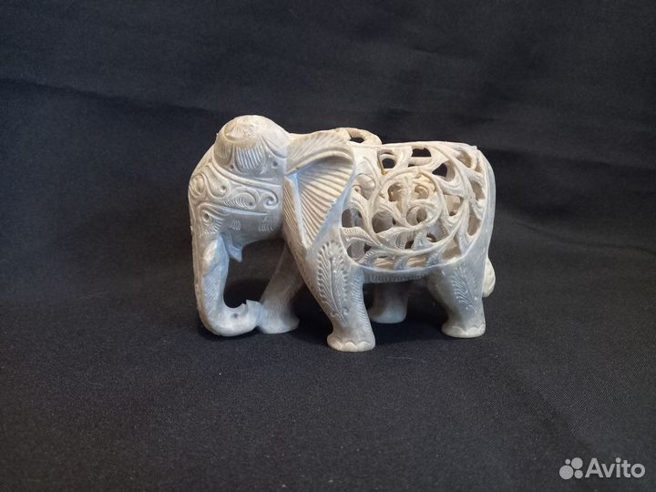 Статуэтка из камня три слона