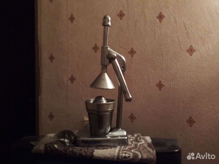 Механическая соковыжималка для цитрусовых