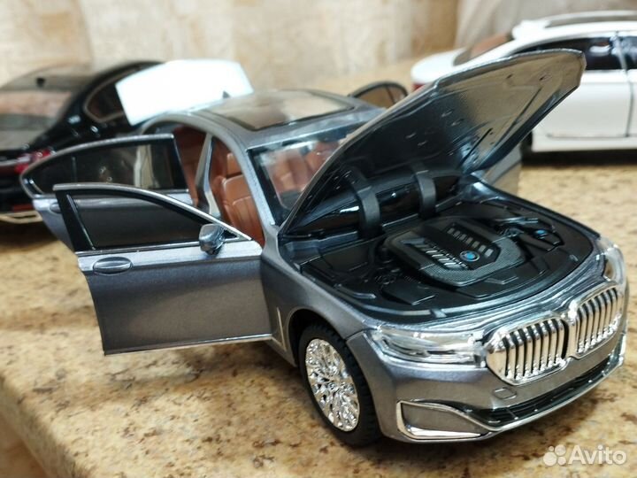 Модель BMW 7 в масштабе 1:24 длина 22 см