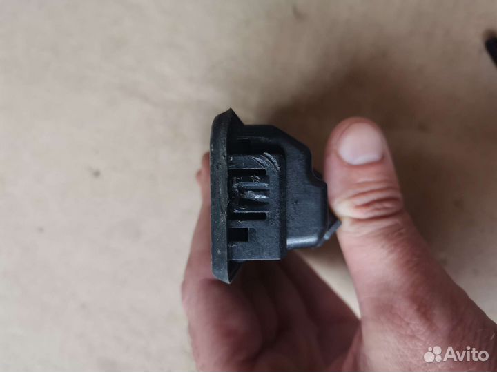 Продам кнопку крышки багажника skoda rapid