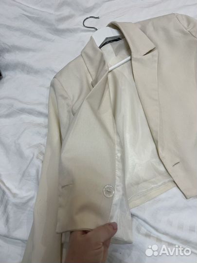 Укороченный белый пиджак