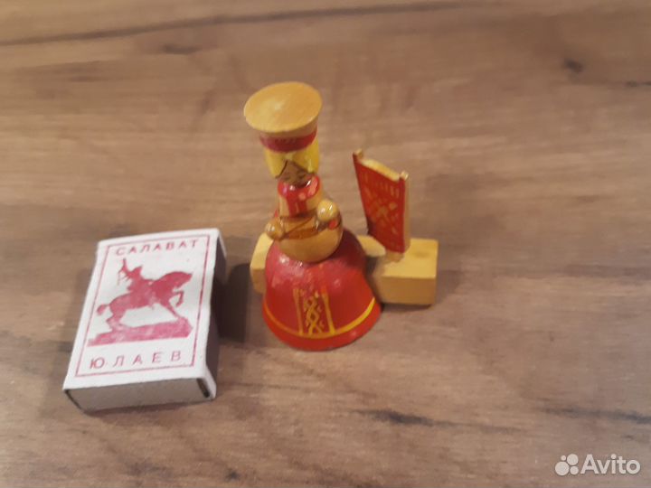 Статуэтка девушки с прялкой