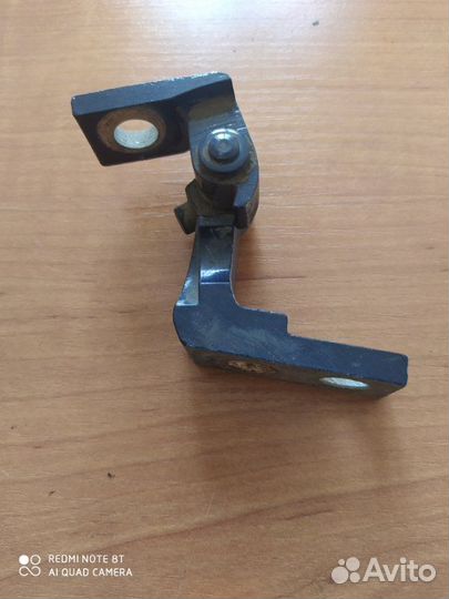 Петля двери передняя левая Volkswagen Passat B5