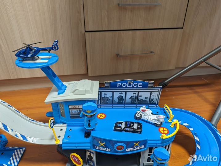 Полицейский участок огромный