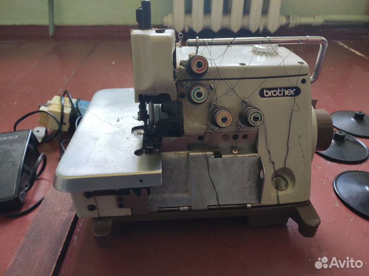 Оверлок Brother MA4-B551 пятиниточный