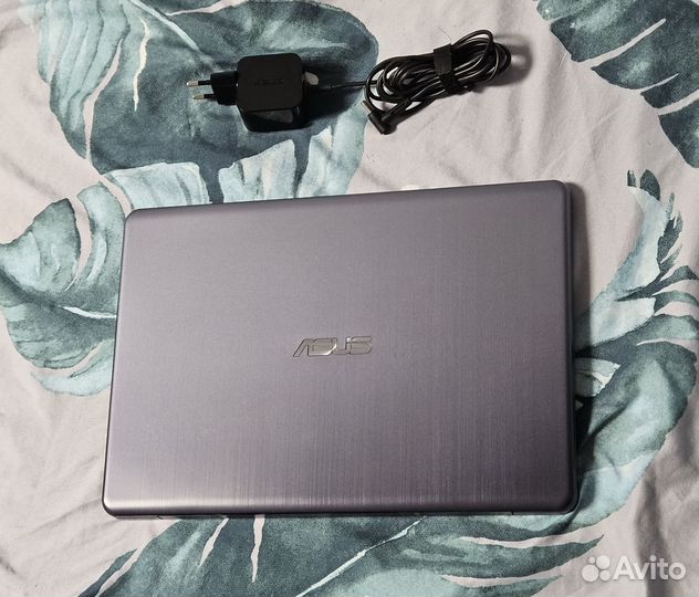 Шустрый Asus VivoBook 14 дюймов Отличная батарея