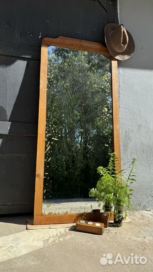 Зеркало в деревянной раме