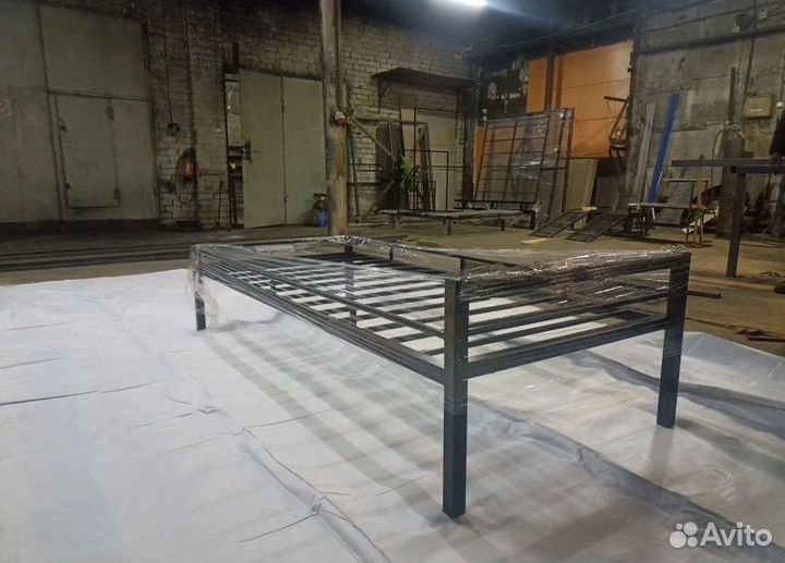 Металлическая кровать с каркасом