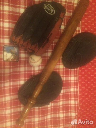 Бейсбольные бита, лапа, перчатки, мяч