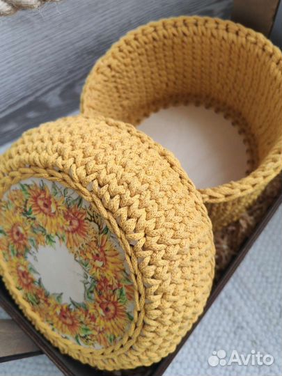 Корзинка из шнура с деревянной крышкой и дном