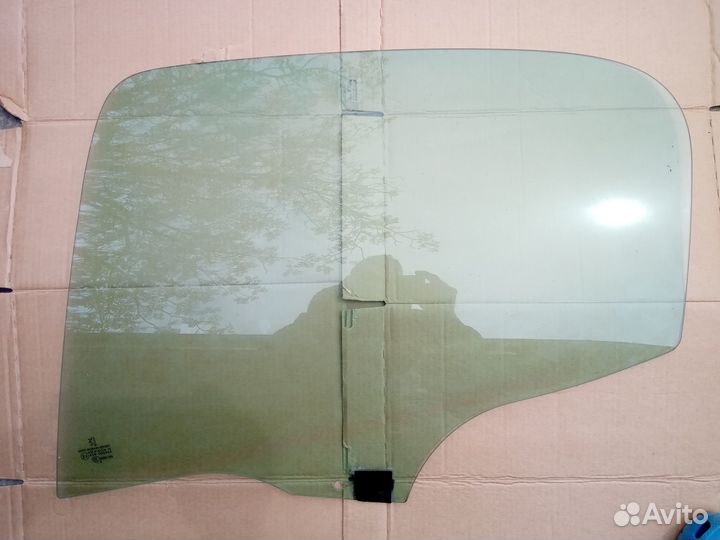 Стекло задней левой двери Peugeot 206