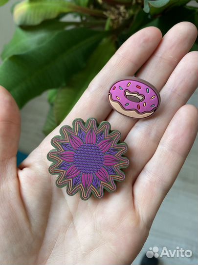 Джибитсы crocs цветок и пончик розовые