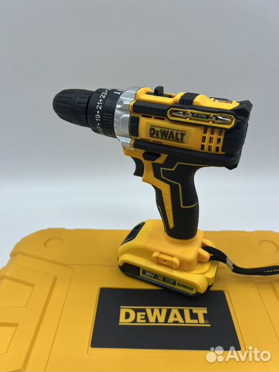Шуруповёрт DeWalt с набором инструментов
