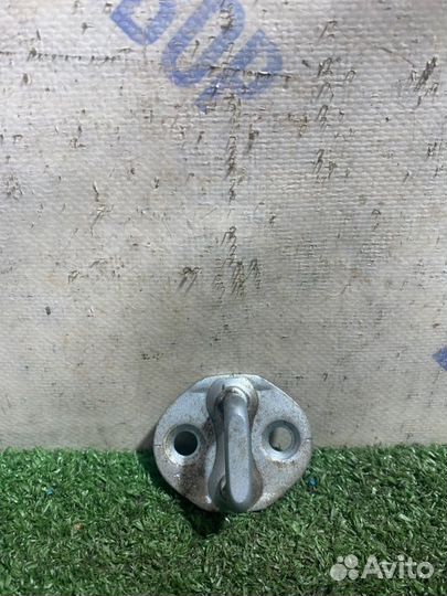 Ответная часть замка двери передняя правая